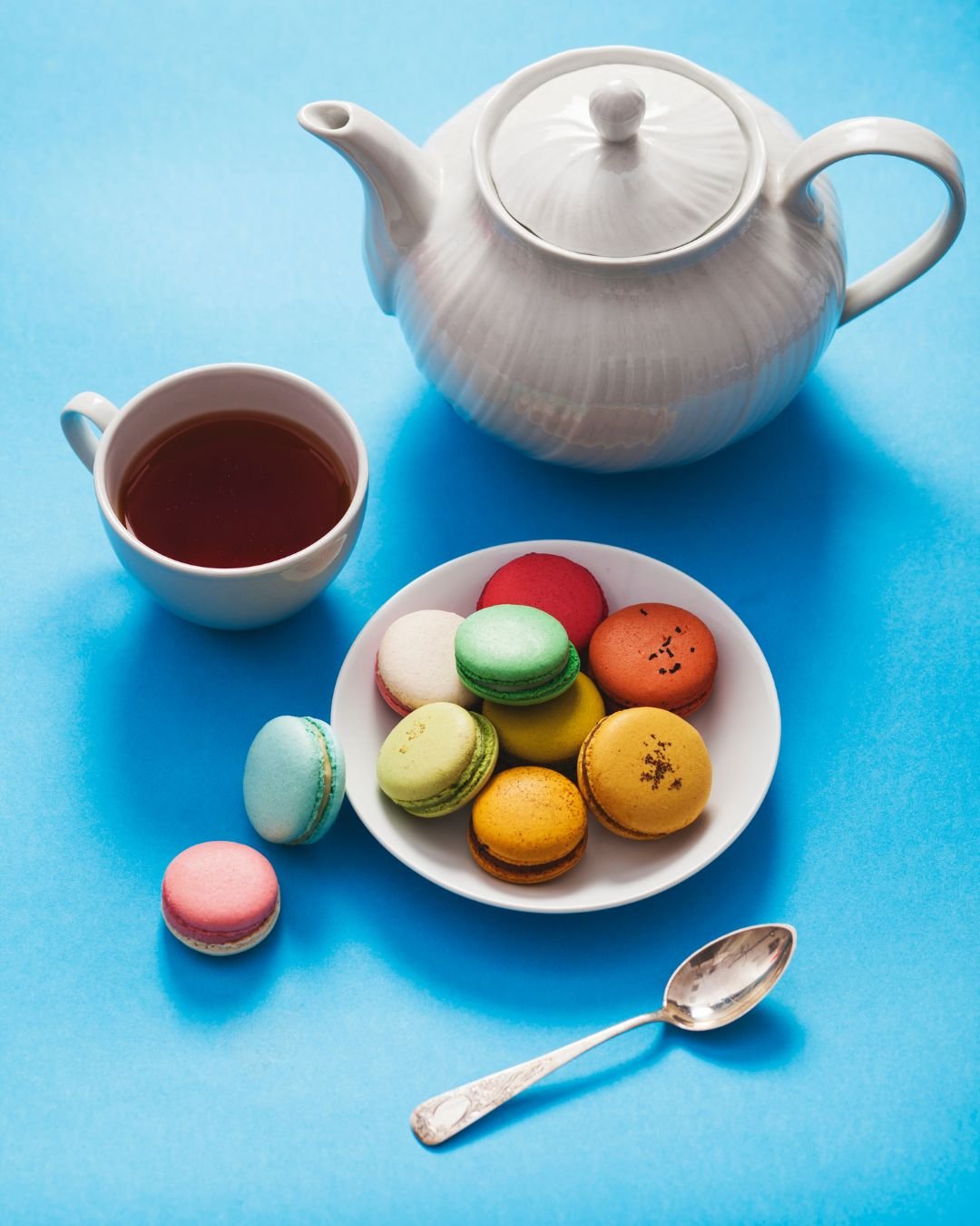 macaron assortiti e una tazza di te di gusto gelaterie al centro commerciale domus alla romanina