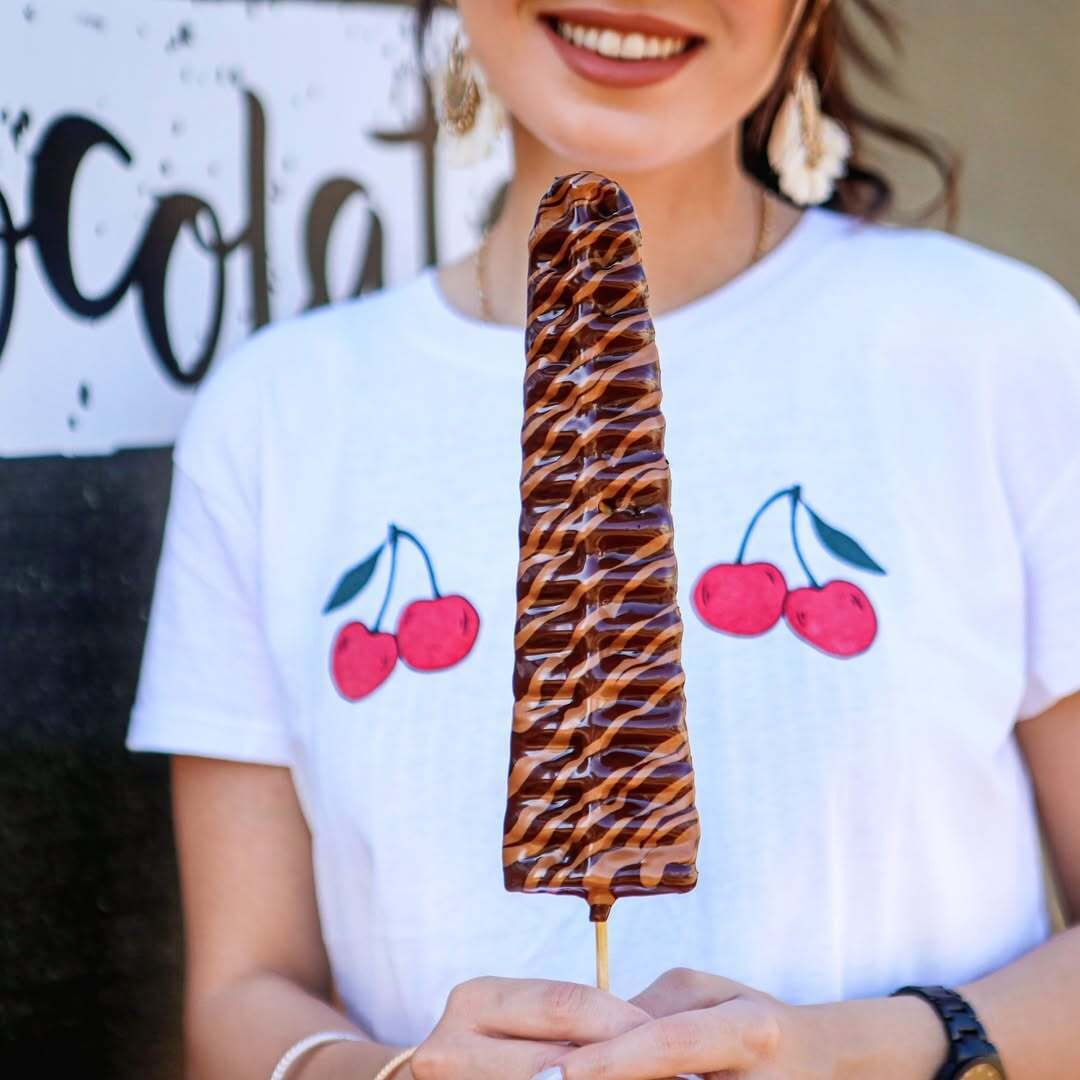 ragazza con waffle a forma di albero realizzato da gusto gelaterie